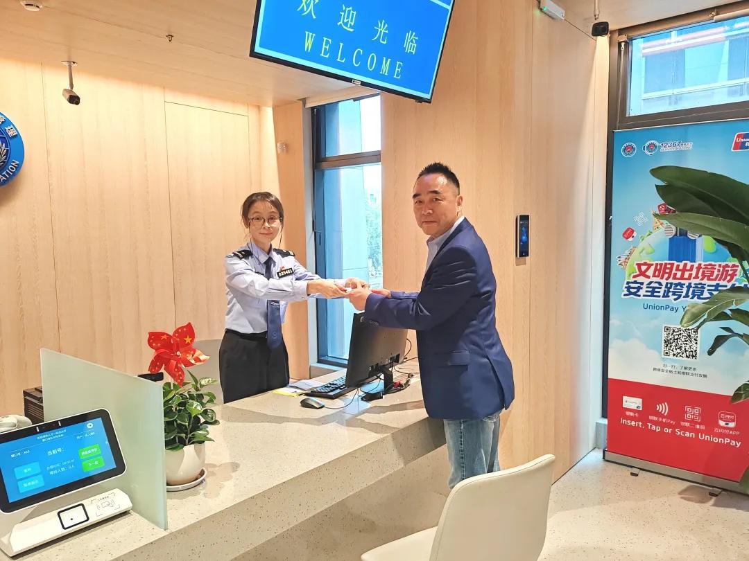 Changning grants first 5-year work permit to foreign legal professional