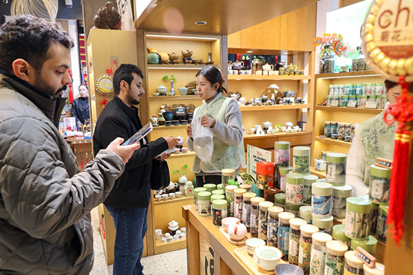 Shanghai sees surge in departure tax refund sales in 2025