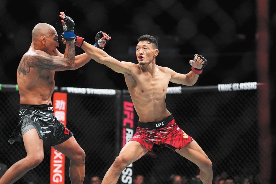 Sumudaerji (right) strikes at Peruvian Kevin Borjas.jpeg