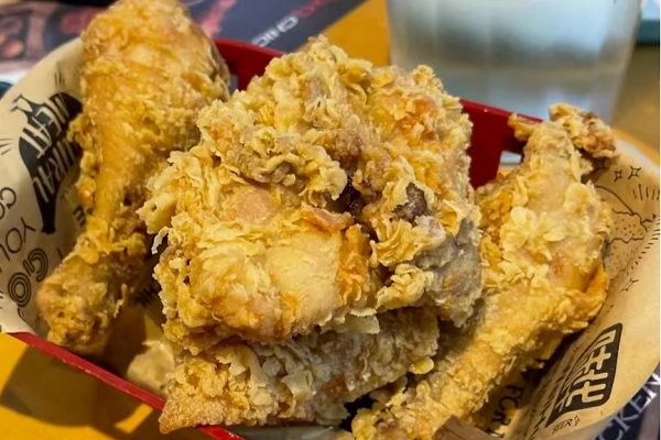 Enjoy fried chicken in Minhang district, Shanghai