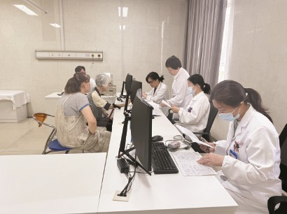 One-stop consultation service eases patients' burden