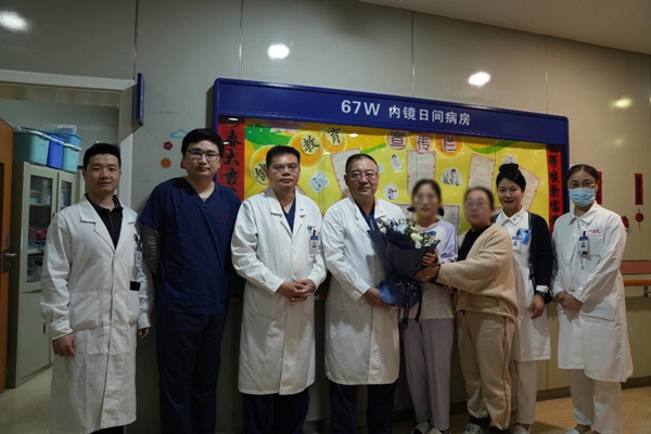 Shanghai Zhongshan Hospital medical experts perform world