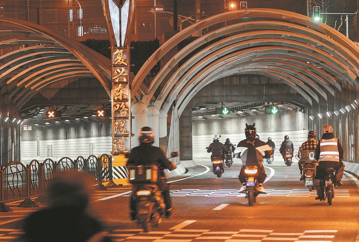 Shanghai allows e-bikes to access tunnel at night