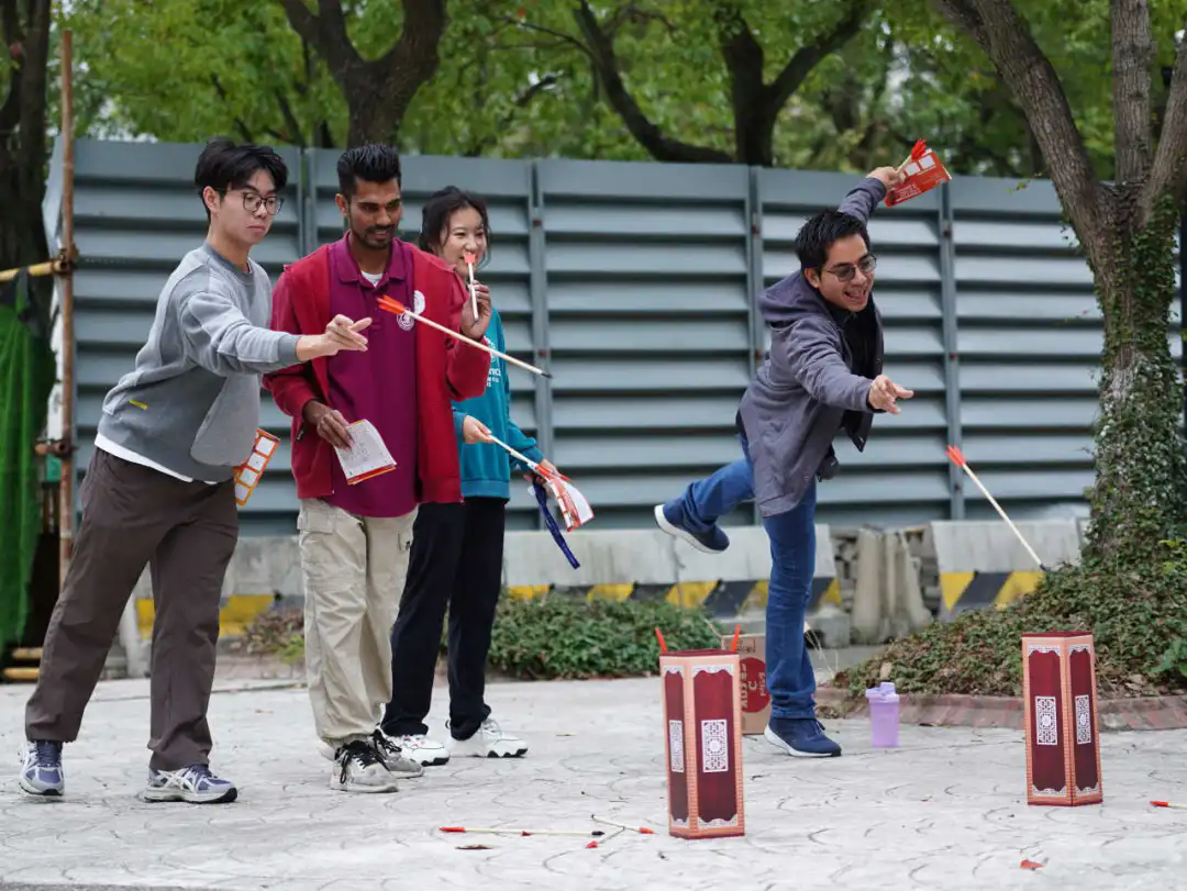Shanghai Jiao Tong University hosts cross-cultural orienteering -3.png