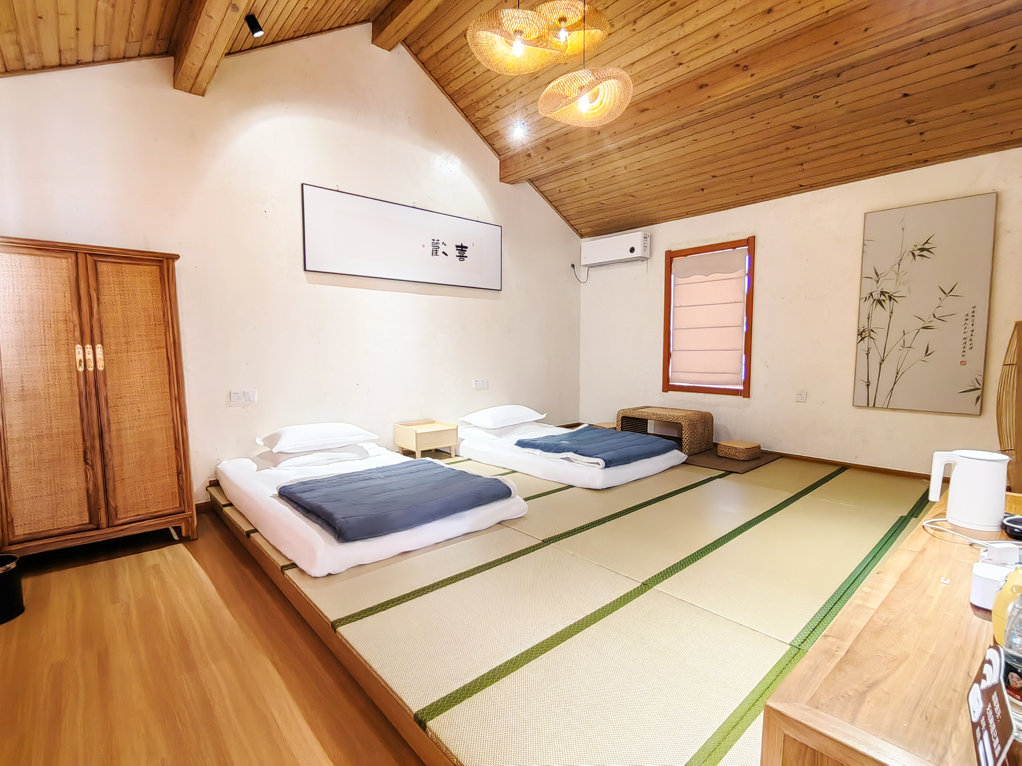 The scenic area boasts a wide array of homestays, each offering a cozy and welcoming experience.jpg