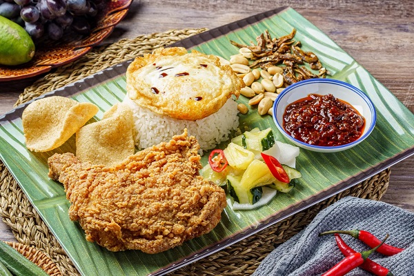 The fried chicken leg with nasi lemak from Nanyang Weishishang. [PhotoNanyang Weishishang].jpg