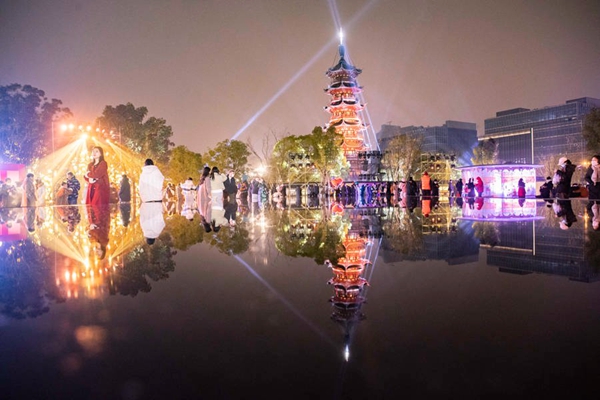 龙华寺光影秀.jpg 龙华寺光影秀.jpg