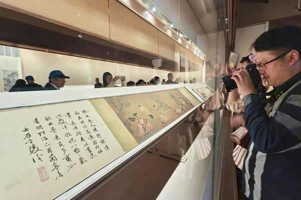 Visitors admire paintings and calligraphy artworks at the Shanghai Museum East on Nov 13. Photo IC.jpg