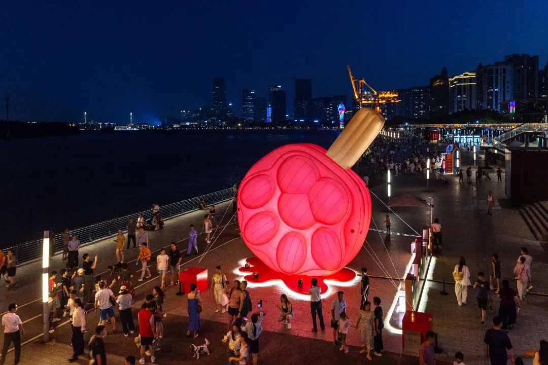 A pawpsicle-themed setting at the Zooti Walk pop-up. [Photo/Xuhui district government]