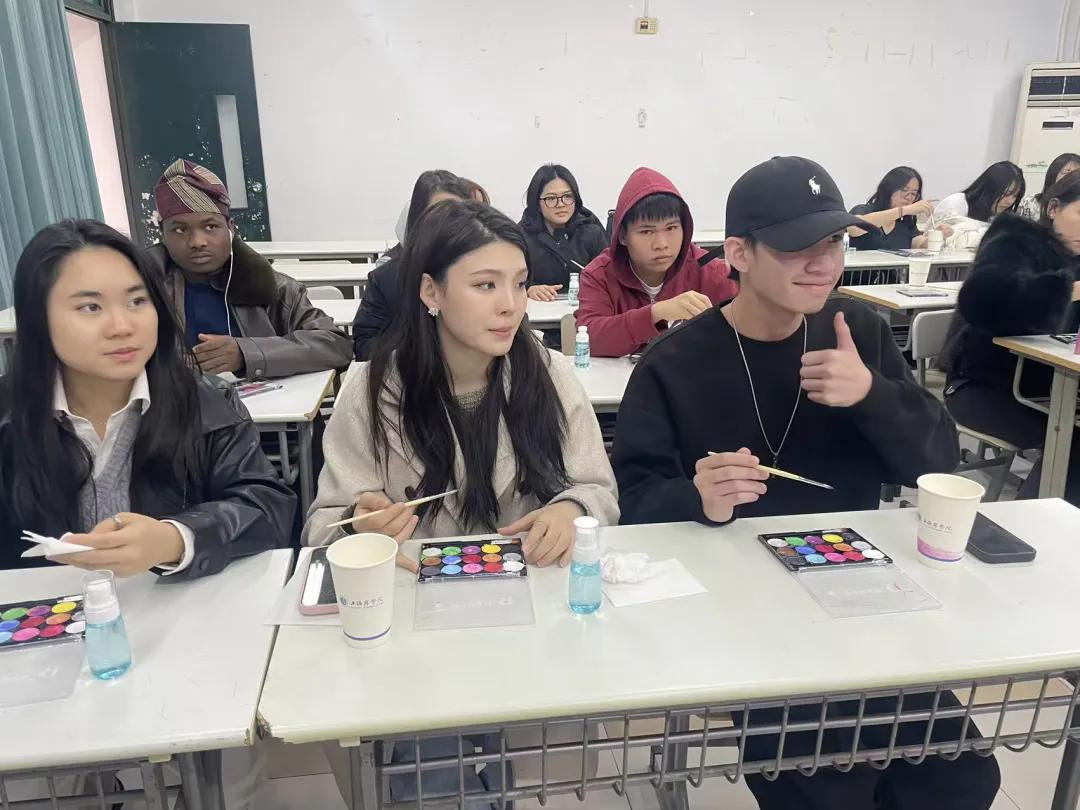 International students experience color painting-3.png