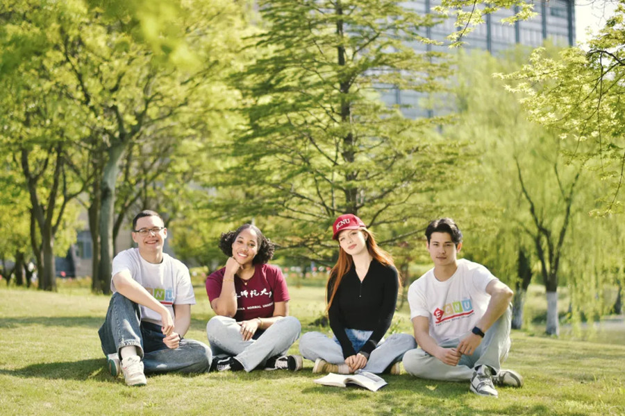 International students hang out at East China Normal University..jpg