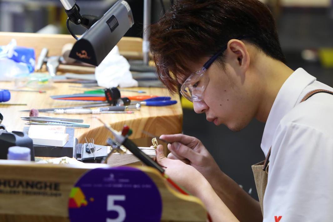 Chinese craftsman defends consecutive gold title in jewelry at WorldSkills 