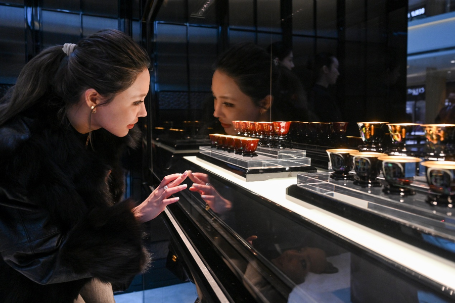 Gold fever among international visitors in Shanghai