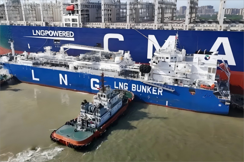 China conducts first LNG ship-to-ship bunkering operation at shipyard
