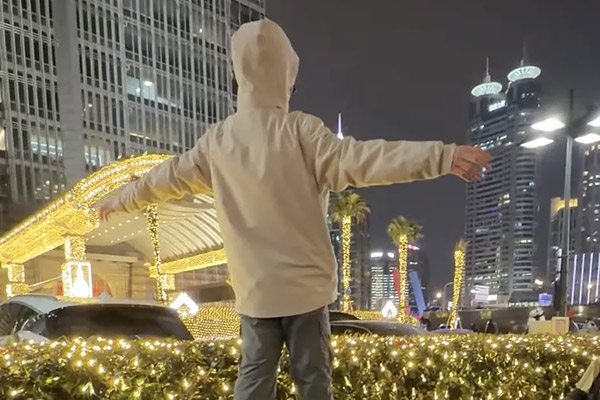 Volunteer-turned photographers help tourists capture perfect shots at Lujiazui