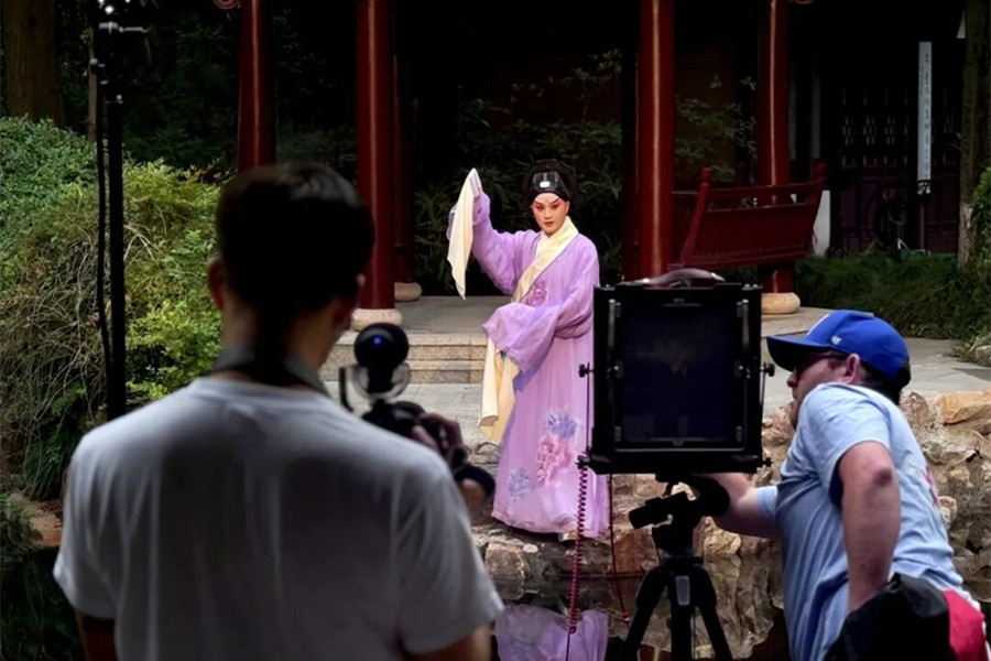 US artist captures essence of Kunqu Opera in Shanghai