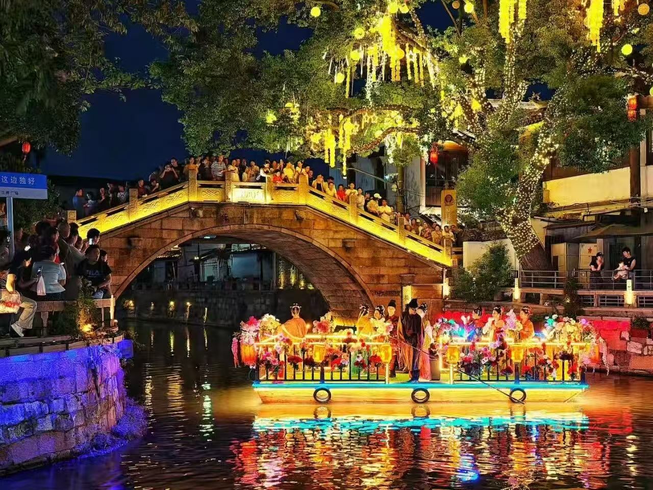 A nighttime performance on the water in Fengjing.jpg