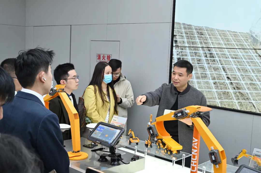 Overseas professionals explore Shanghai