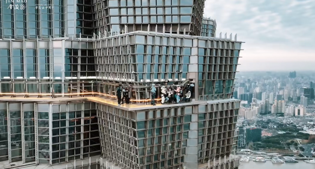Visitors experience the Jinmao Skywalk.png