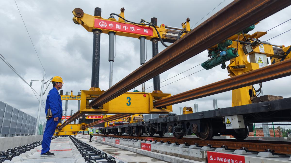 Track-laying begins on Shanghai-Nanjing high-speed railway