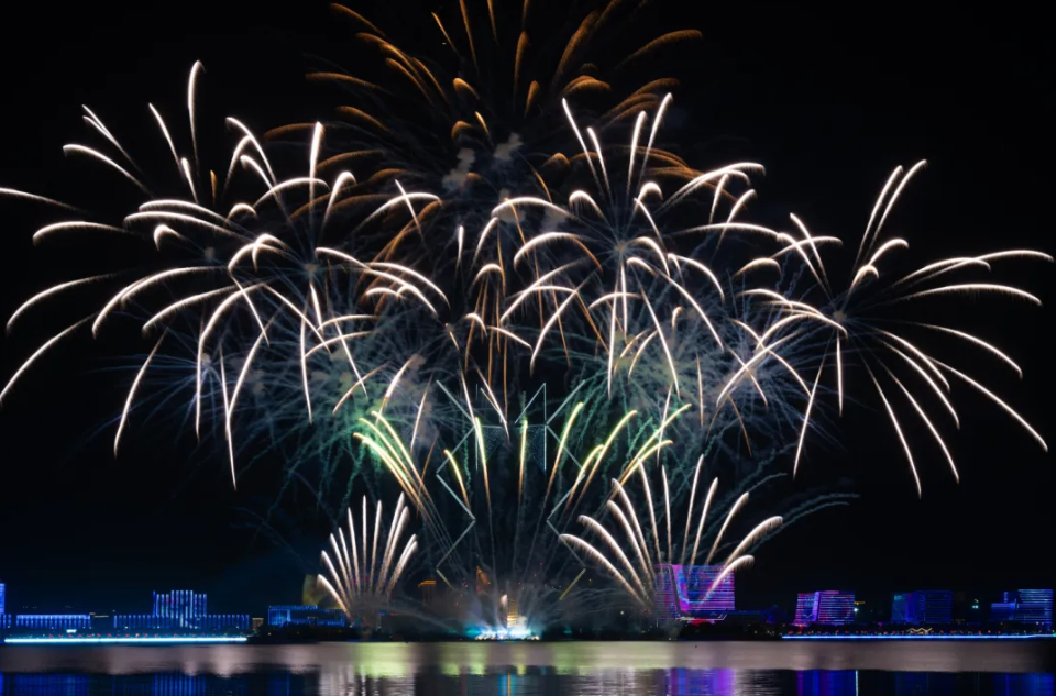 Dishui Lake light and fireworks show.png