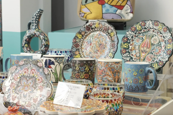 CIIE bazaar brings global treasures, big discounts to Nanjing Road