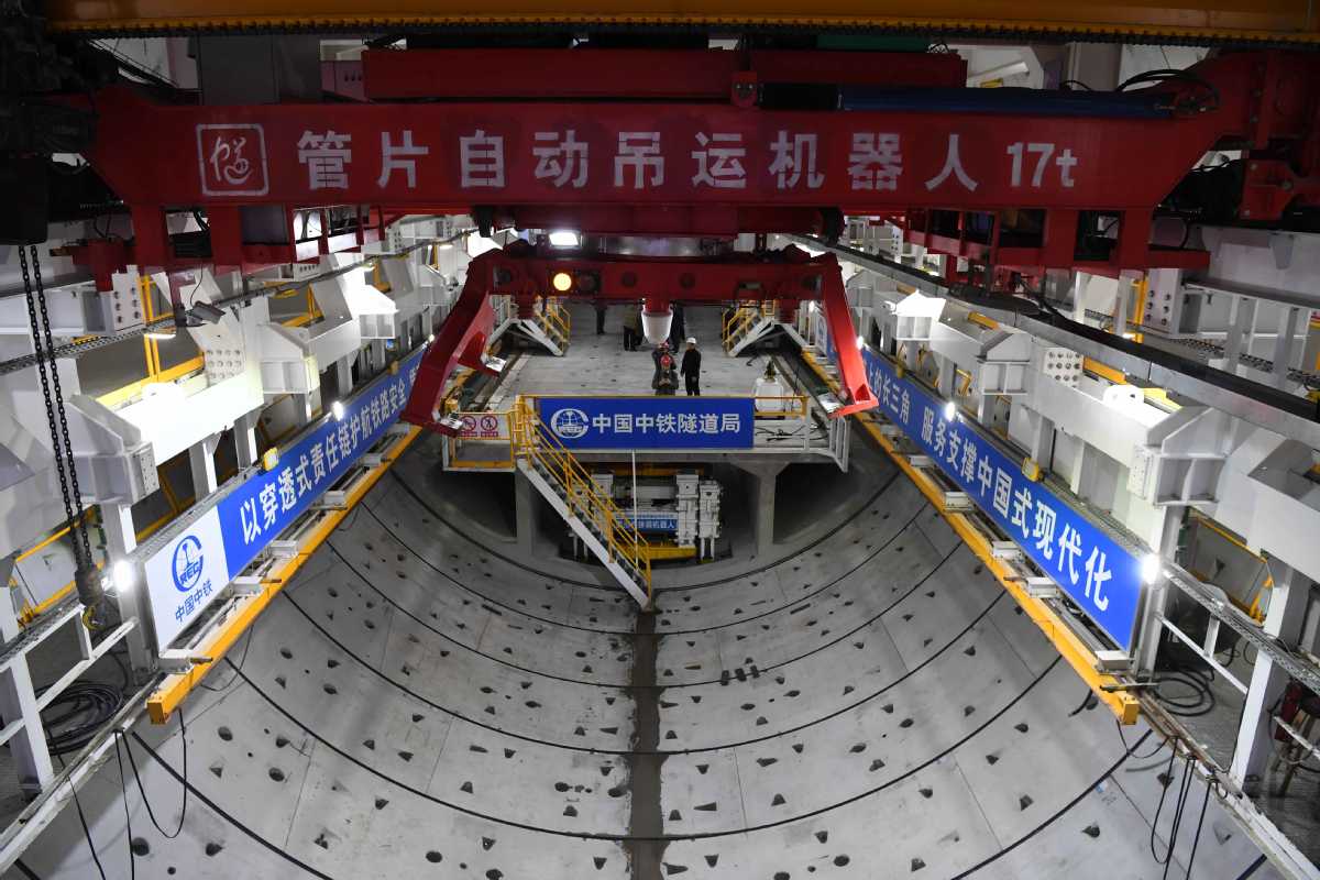 World's largest high-speed-rail tunneling machine passes 10,000 meters beneath Yangtze