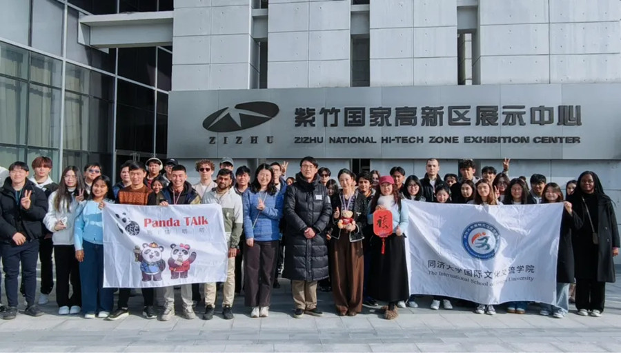 Students gather for a group photo at the Zizhu National High-Tech Zone Exhibition Center._副本.jpg