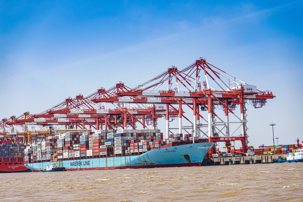 Shanghai targets world-class shipping hub status by 2030