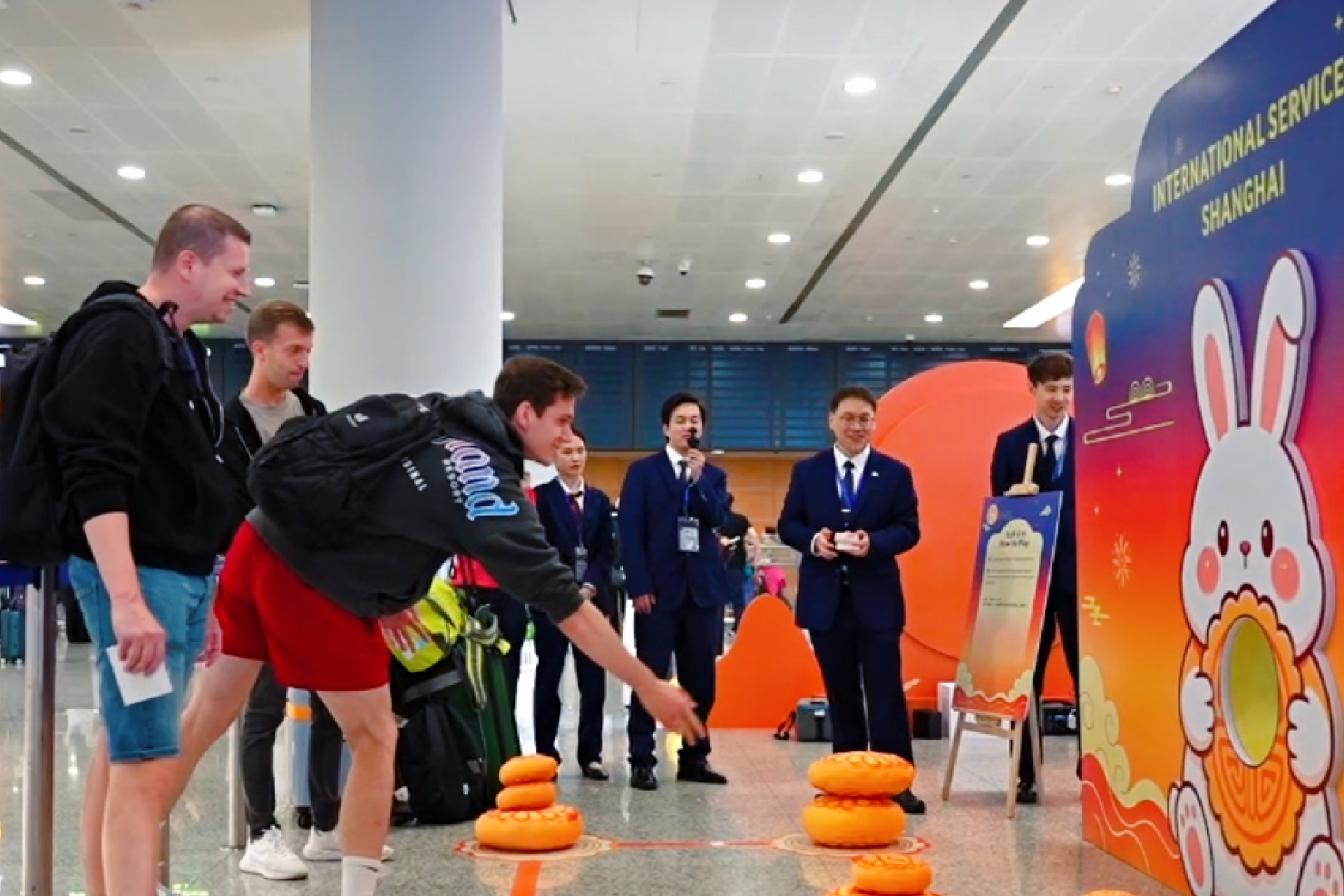 Shanghai airports welcome travelers with Mid-Autumn festivities