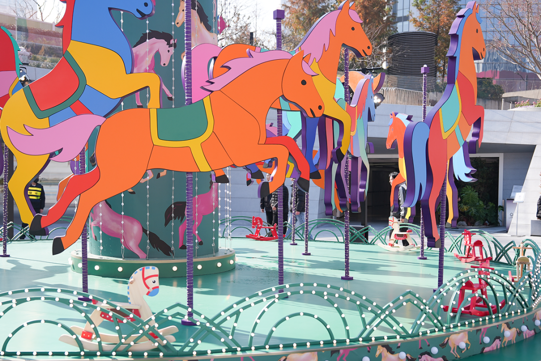 Jing'an's horse-themed decorations welcome Spring Festival