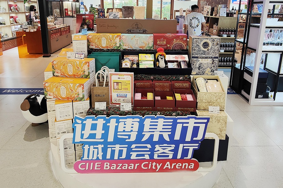 CIIE Bazaar adds global flavors to Nanjing Road