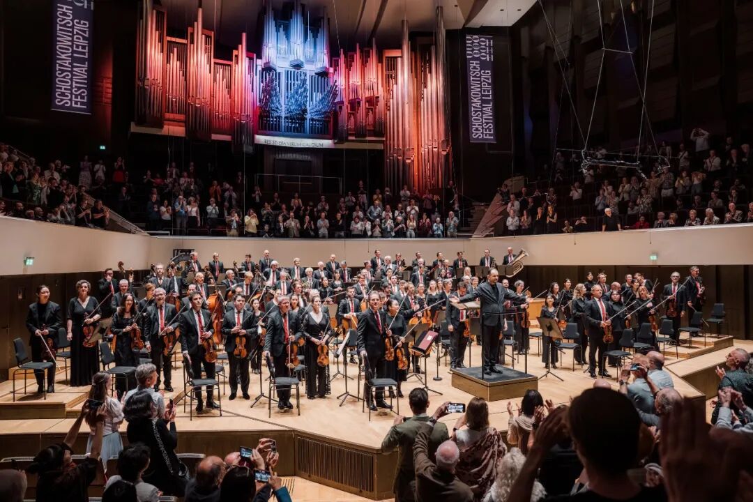 Andris Nelsons and the Gewandhausorchester Leipzig acknowledge the audience at the end of the concert.jpg