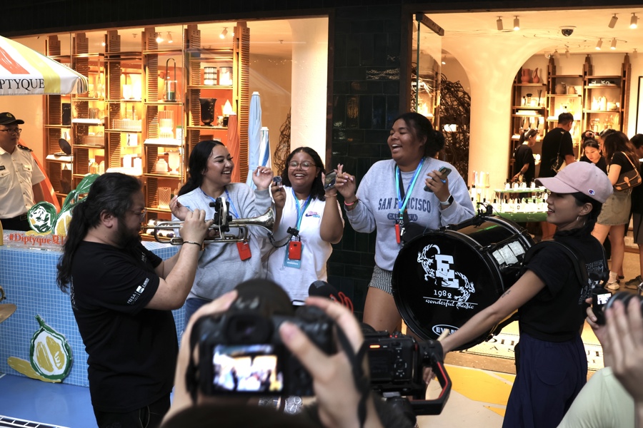 Live music performances across the city spark enthusiasm and romance2.jpg Live music performances across the city spark enthusiasm and romance2.jpg