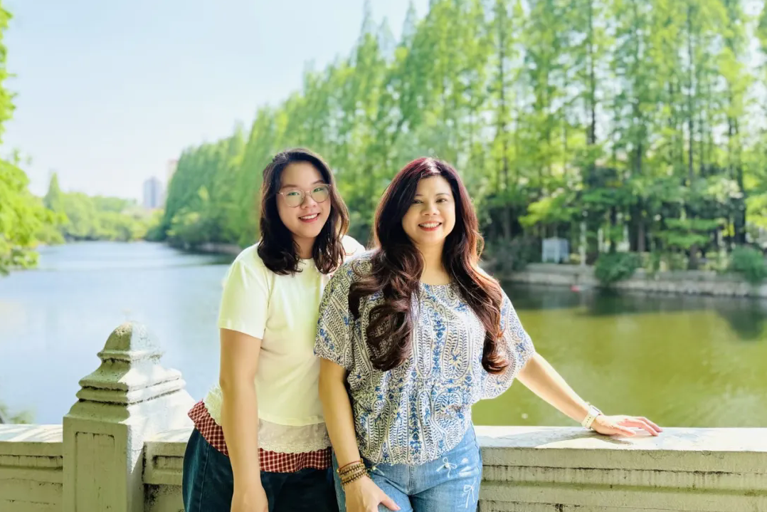 Vietnamese PhD mother and her daughter embrace two generations' growth at ECNU