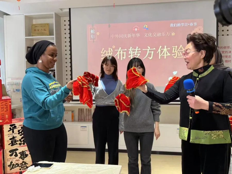 International students embrace Chinese New Year traditions in Hongkou district1.jpg