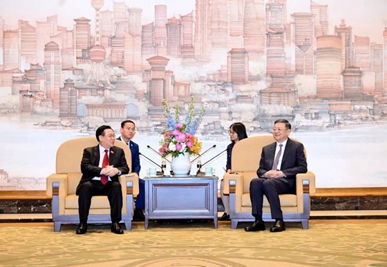 Chen Jining, Party secretary of Shanghai, met with Vuong Dinh Hue, chairman of the National Assembly of Vietnam-1.jpg