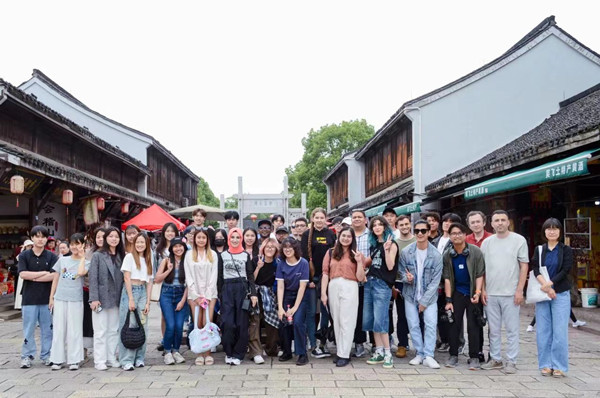 Intl students explore Keqiao’s innovation, entrepreneurship landscape