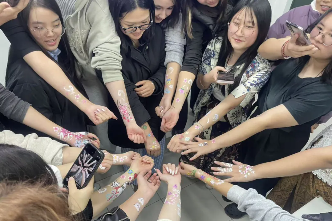 International students experience color painting