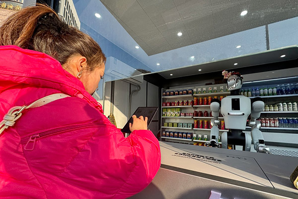 Robot-run store debuts in Shanghai