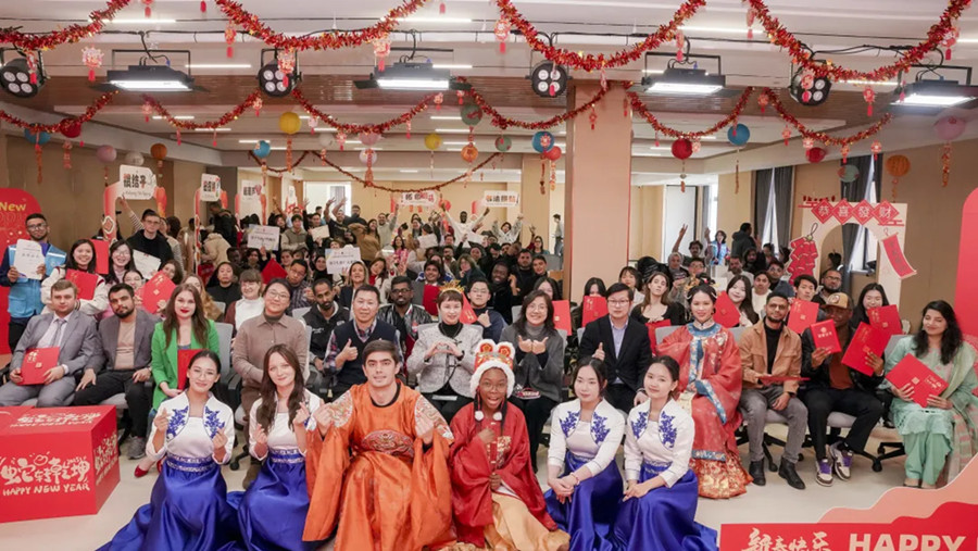 Shanghai University honors international students, celebrates Spring Festival3_副本.jpg