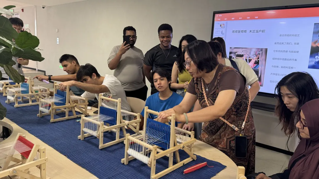 International students explore traditional Chinese weaving  -2.png