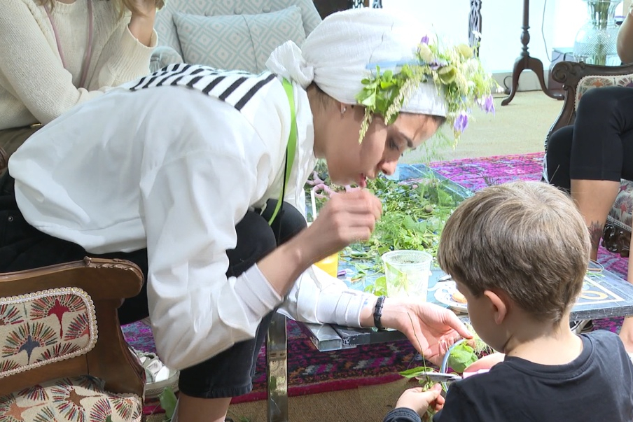 Volunteers enhance cultural exchange at Shanghai International Flower Show