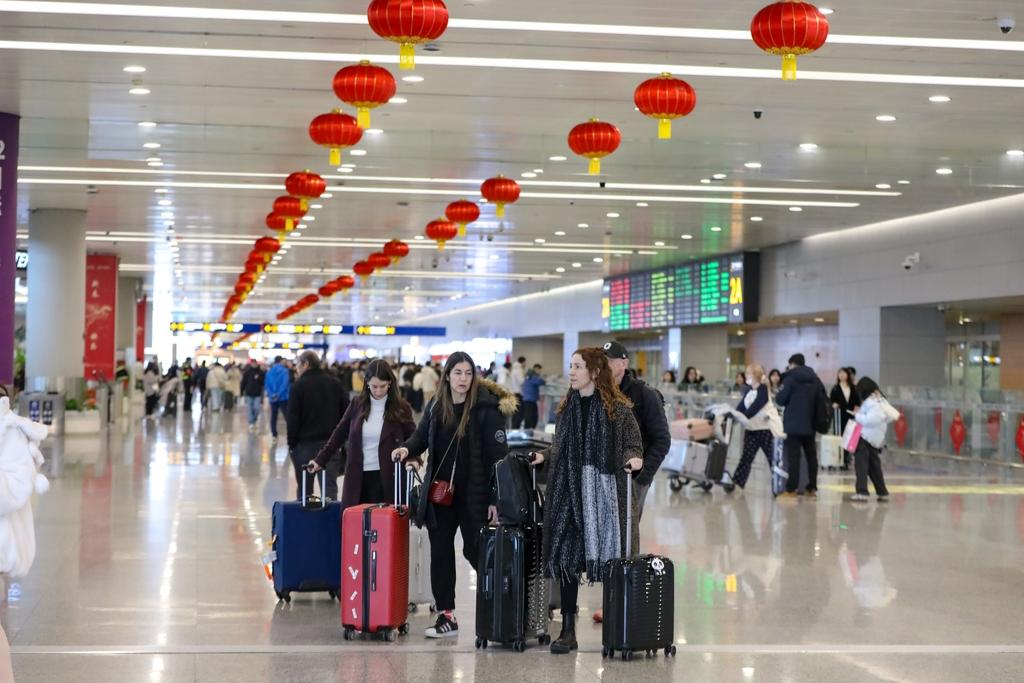 Shanghai airports set new single-day passenger flow record