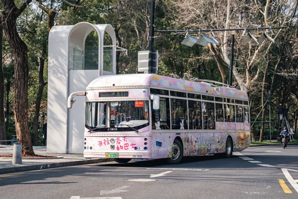 Hop aboard centennial bus to explore Shanghai in spring 