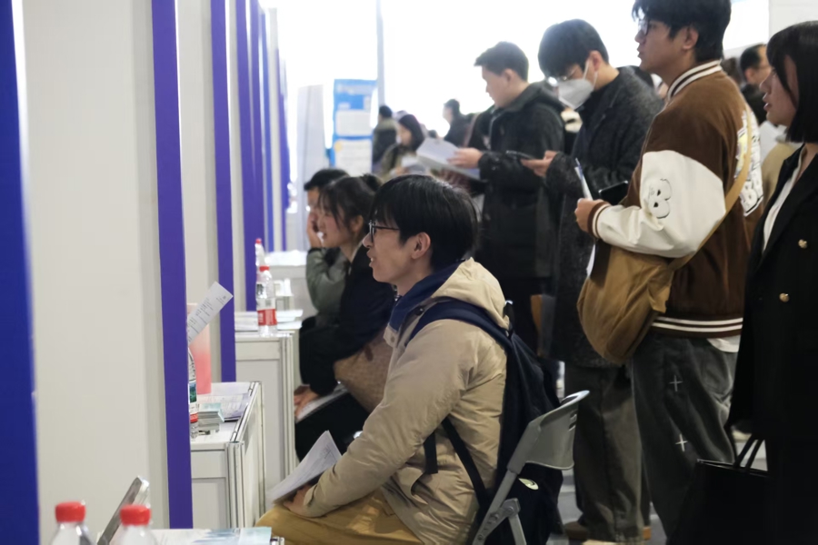 Shanghai hosts large-scale Yangtze River Delta job fair