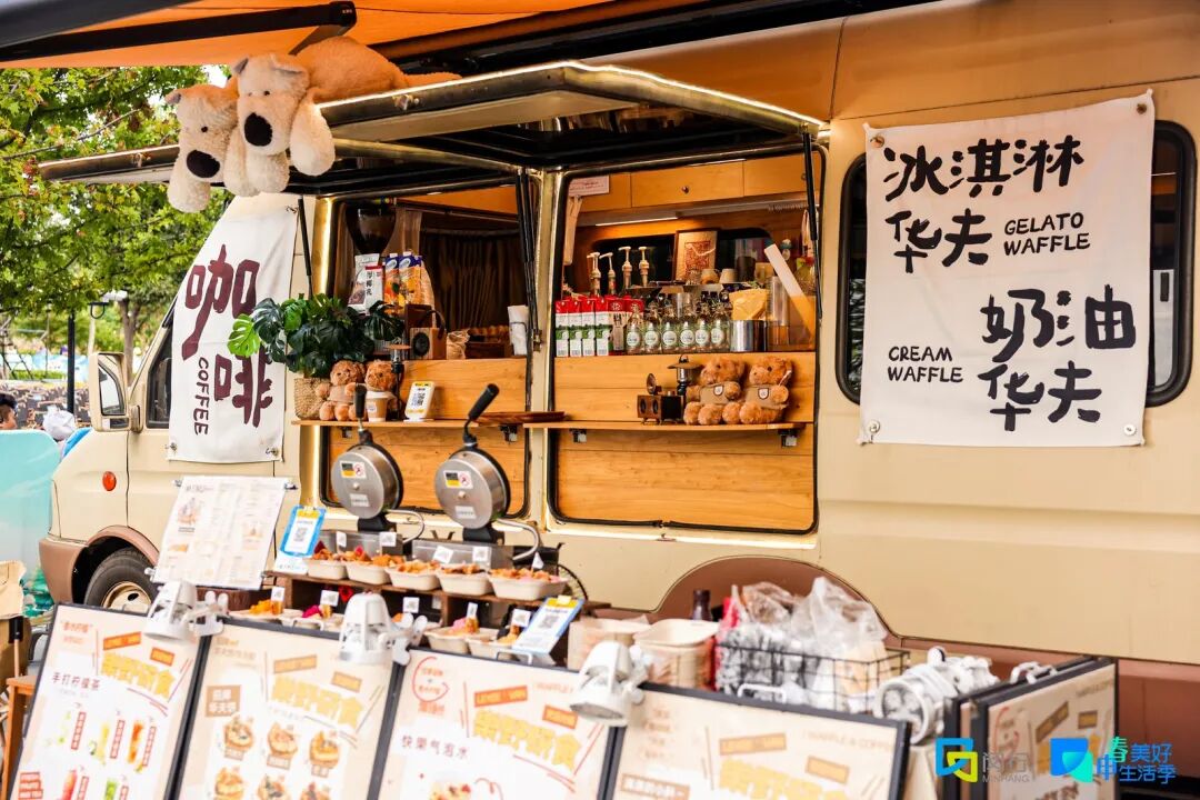 In addition to Chinese cuisine, the food festival also features global flavors such as hotdogs and waffles.jpg