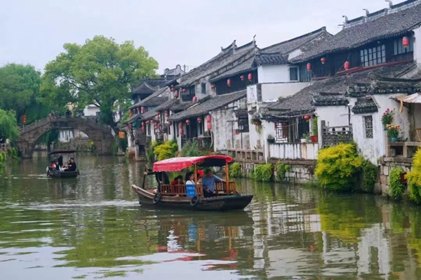 Boat trips in Jinshan district offer reprieve from summer heat