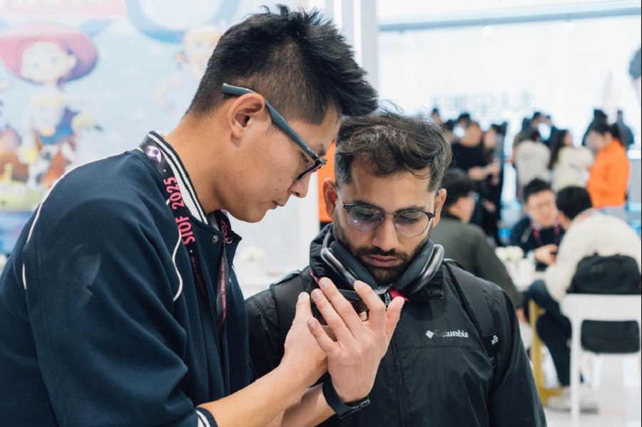 Smart glasses take center stage at international optics fair