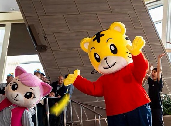 Qiaohu greets guests aboard the cruise ship.jpg